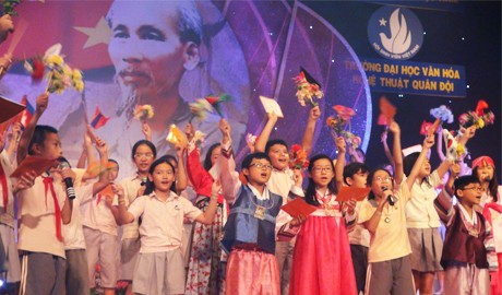 International students sing about President Ho Chi Minh - ảnh 1